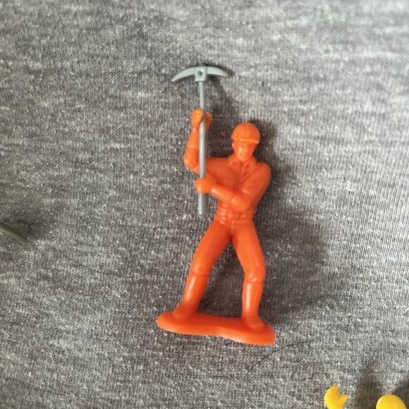 TOY PLASTIC CONSTRUCTION WORKERS 1.5" FIGURES SLEDGE HAMMER, SHOVEL, WHEELBARROW - Picture 5 of 5